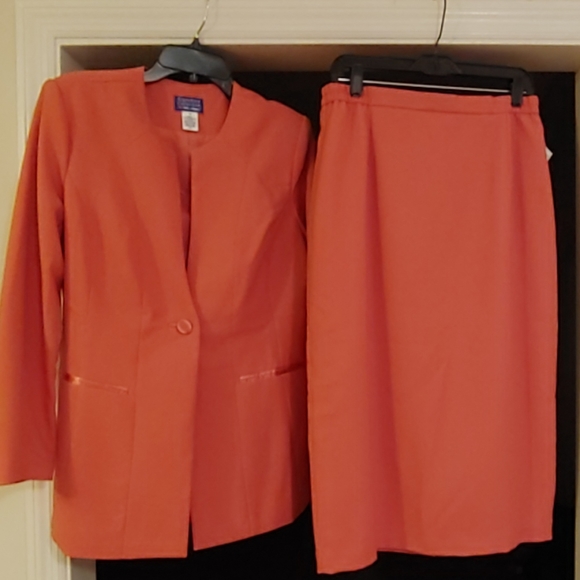 Signature Collection skirt suit - Picture 1 of 4